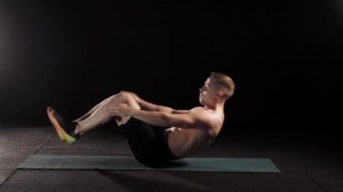 Sportif adam eğitim abs siyah arka plan üzerine