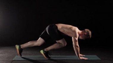 ABS yapıyor mindere çalışma dışarı güçlü sporcu