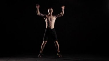 Atlar yapıyor karanlığın içinde gömleksiz sporcu