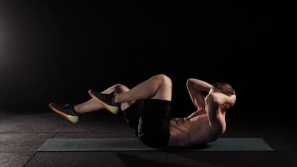 Homem fazendo crunches no tapete — Vídeo de Stock