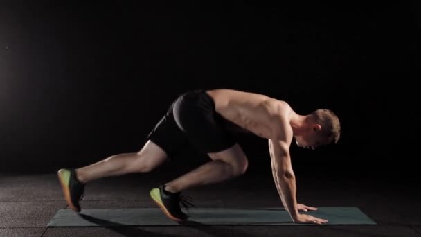 Strong sportsman working out on mat doing abs — Stock Video