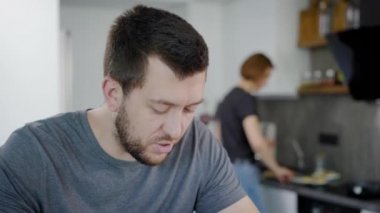 Casual adam kadın ile mutfakta