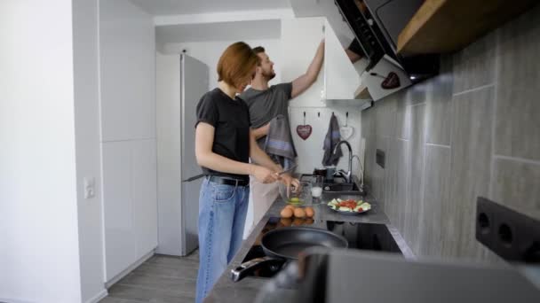 Pareja en cocina en casa haciendo comida — Vídeo de stock