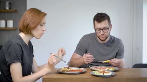 Casal relaxado tendo delicioso café da manhã — Vídeo de Stock