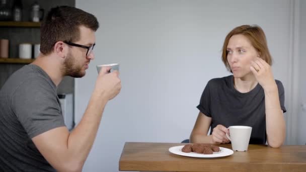Casal tomando café com biscoitos — Vídeo de Stock