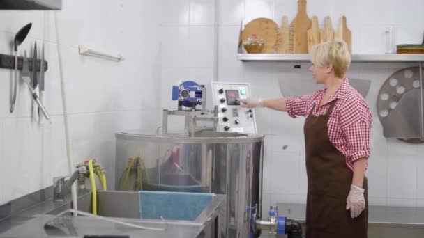 Tecnólogo feminino está programando máquina automática mini fábrica de queijo em uma sala branca e saindo — Vídeo de Stock
