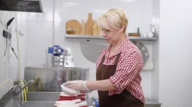 Yetişkin kadın laboratuvar küçük üretim ham peynir yıkama ve kuru için peynir olgunlaşma süreci tutulması