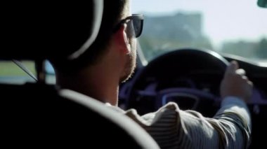 Gün ışığından yararlanma şehirde bir araba sürüş işadamı.