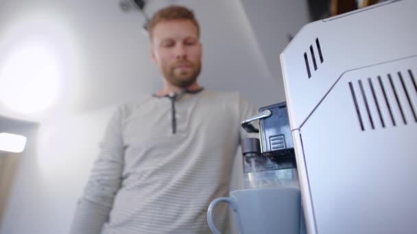 Чоловік чекає, коли його каву зроблять рано вранці вдома . — стокове відео