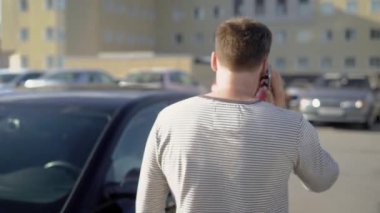 Smartphone üzerinde konuşma ve arabaya almak adam