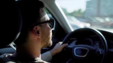 Anonim adam sürüş araba