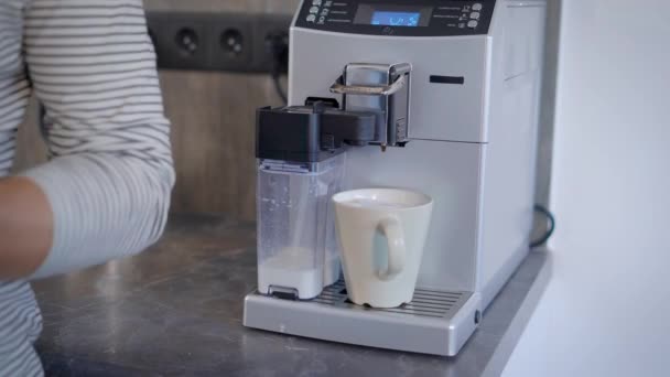 Kahve makinesi kullanarak kırpma kişi — Stok video