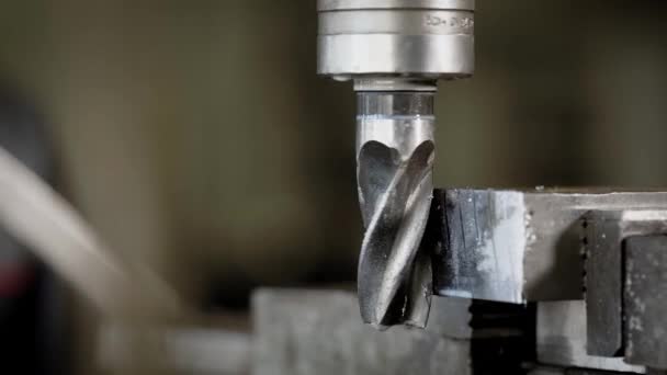 Detalhe de brocas de máquinas de perfuração em uma fábrica de mecânica de alta precisão . — Vídeo de Stock