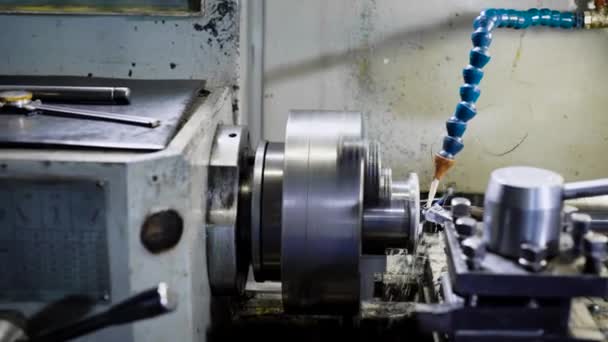 Tornio CNC Tornio tornitura taglio parte filettatura vite metallica .Hi precisione concetto di lavorazione CNC . — Video Stock