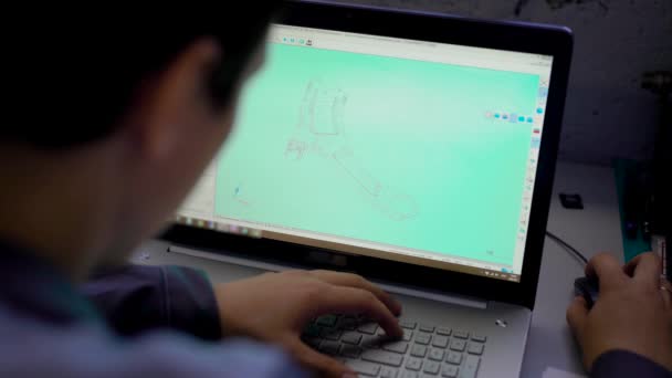 Primer plano de la computadora portátil de soporte de ingeniero con el modelo de componentes CAD en la pantalla . — Vídeos de Stock