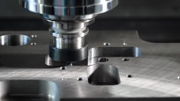 Proceso de corte metalúrgico industrial por fresadora — Vídeos de Stock