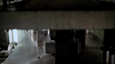 Sac aracı ölmek için hassas otomotiv makine masa freze sayısal denetimde damgalama.
