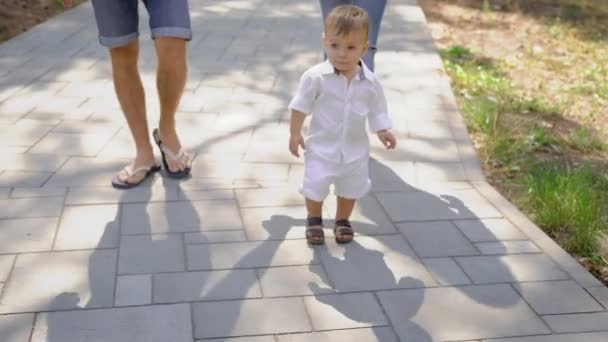 Gelukkig mannelijke en vrouwelijke wandelen met kinderen buiten — Stockvideo