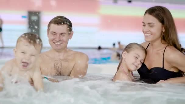 Família relaxante na piscina — Vídeo de Stock