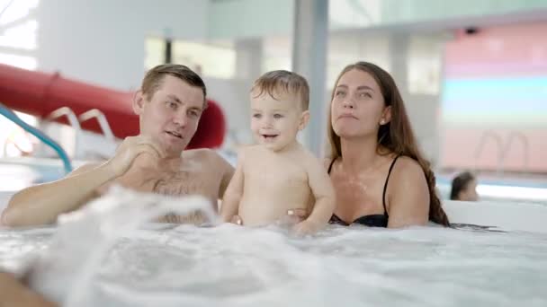 Família relaxante na piscina — Vídeo de Stock