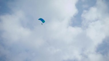 Skydiver glinding gökyüzünde, karadan vurdu yaz.