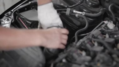 Bir profesyonel araba tamircisi arabayı, başlık altında bir parçası sabitleme araba motoru tamir yakın çekim çekim.