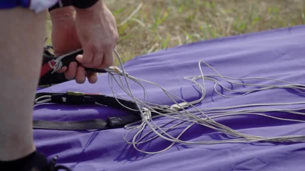 特写镜头的跳伞教练包装 准备设备的跳跃 降落伞带 包装降落伞 危险运动 — 图库视频影像