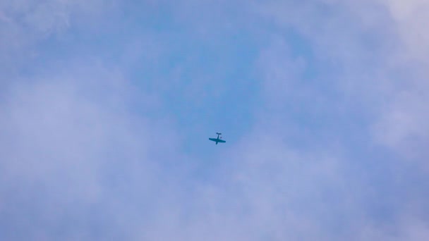 Paracaidista saltando del avión en verano, deporte extremo, actividad peligrosa . — Vídeo de stock