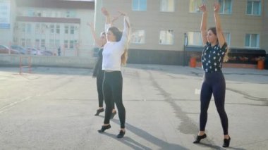 Dans ekibi bir performans sokakta düzenlenmiştir. Genç kızlar duygusal dans gerçekleştirmek.