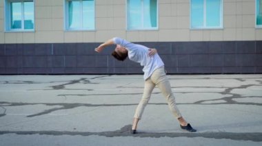 Çekici bir genç adam tarafından gerçekleştirilen sokak dansı. Şehrin ortasında duygusal performansı.