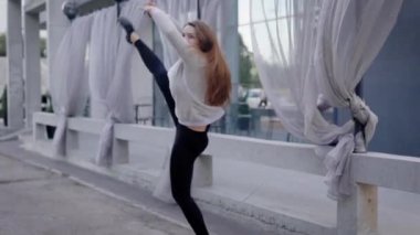 Genç kız sokakta dans ediyor. Çağdaş tarzı duygusal dans.