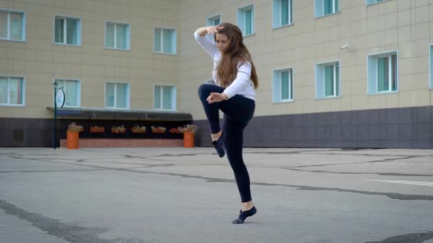 Young girl is dancing on the street. Emotional dance in the style of Contemporary. — Stock Video