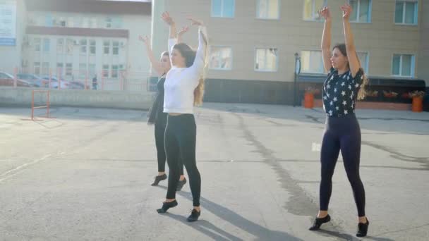 Das Tanzteam arrangierte einen Auftritt auf der Straße. junge Mädchen führen emotionalen Tanz auf. — Stockvideo