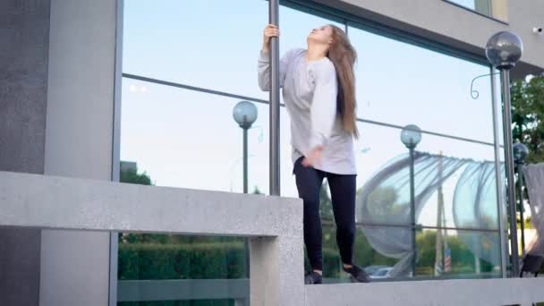 Young girl is dancing on the street. Emotional dance in the style of Contemporary. — Stock Video