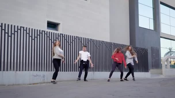 Verano, deporte, baile y concepto de estilo de vida adolescente - grupo de adolescentes saltando — Vídeo de stock