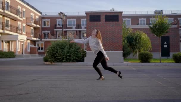 Young girl is dancing on the street. Emotional dance in the style of Contemporary. — Stock Video