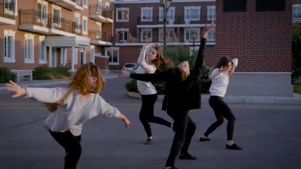 Verão, esporte, dança e conceito de estilo de vida adolescente - grupo de adolescentes pulando — Vídeo de Stock