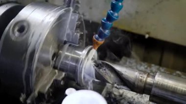 Metal detay büyük delik perfore makinesi, matkap döndürme, soğutma sıvı bağlantıda yağıyor