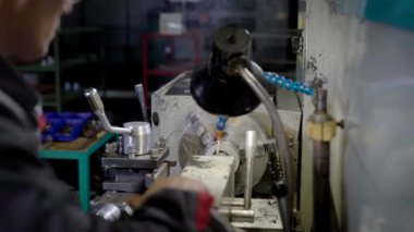 Turner metal detay işleme torna makinesi endüstriyel tesis, atölye ile çalışıyor