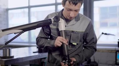 Erkek teknisyen kontrol ve bitki bir laboratuvar, bitmiş ürünlerin kalite parametreleri ölçme kontrol