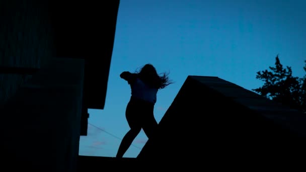 Un hombre está bailando sobre un fondo del cielo nocturno. Danza en el estilo de Contemporáneo . — Vídeos de Stock