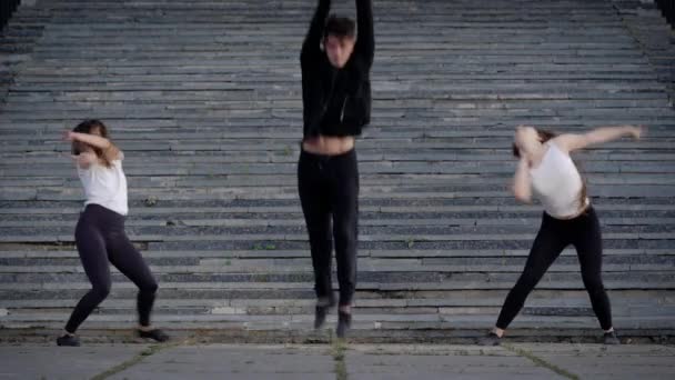 Léto, sport, tanec a dospívající koncept životního stylu - skupina teenagerů skákání — Stock video