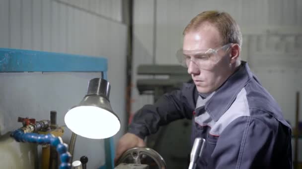 Maître adulte est poignée tournante de la machine industrielle dans un atelier, l'ajuster et se préparer pour le travail — Video