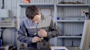 Master dijital cihaz kullanarak bir ayrıntılı fabrika üretim araçları, bir laboratuvar olarak delik ölçme