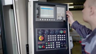 mühendis düğmelere basarak ve bir ekran üzerinde seyir cnc makine üretim atölyesinde programlama