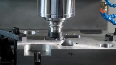 detay otomatik kesim makinesi fabrikası, delik, Cnc makine perfore işlemini close-up bir dükkanda bir hareketli platform üzerinde sabit