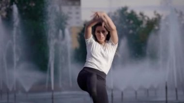duygusal şehvetli kız duygularını ifade etme gündüz önünde çeşmeler, çağdaş dans, şehir bir sokakta dans ediyor