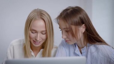 İki arkadaş bir online alışveriş turu düzenledi. Çevrimiçi mağazalar evinizde çıkmadan alışveriş yapabilmelerine olanak sağlar.