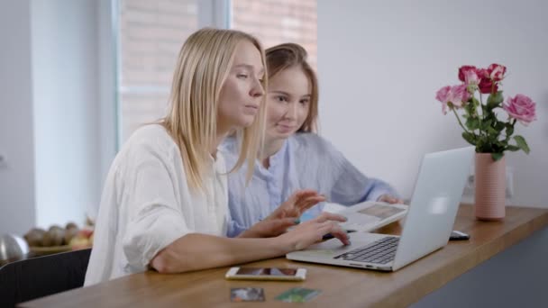 Two friends arranged an online shopping tour. Online stores allow you to make purchases without leaving your home. — Stock Video