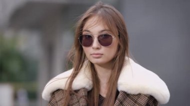 Şehir sokakta duran güzel moda kadın.